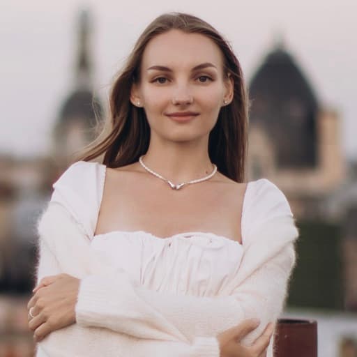 Розробниця в білому